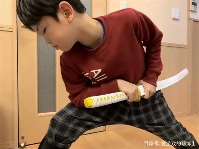 九岁可爱小男孩扮演《鬼灭之刃》我妻善逸，网友：小心被拐走
