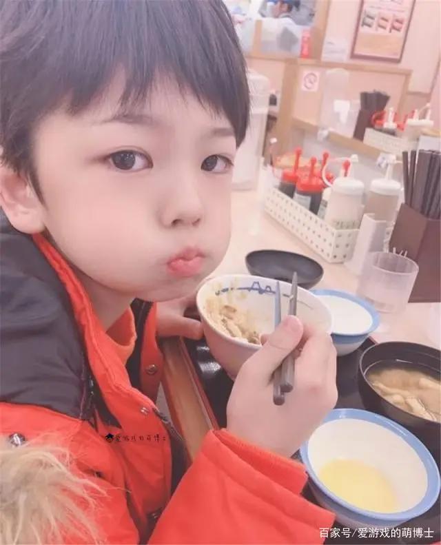 九岁可爱小男孩扮演《鬼灭之刃》我妻善逸，网友：小心被拐走