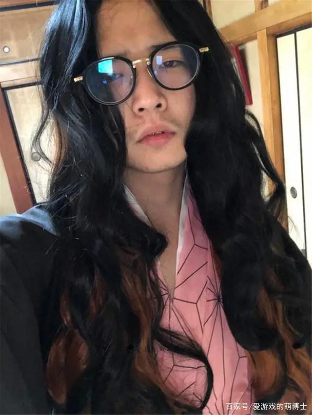 高能反转：化好妆是《鬼灭之刃》祢豆子，卸妆后是有胡茬的大叔