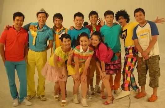 放下书包的第一件事，就是坐在电视机前守着