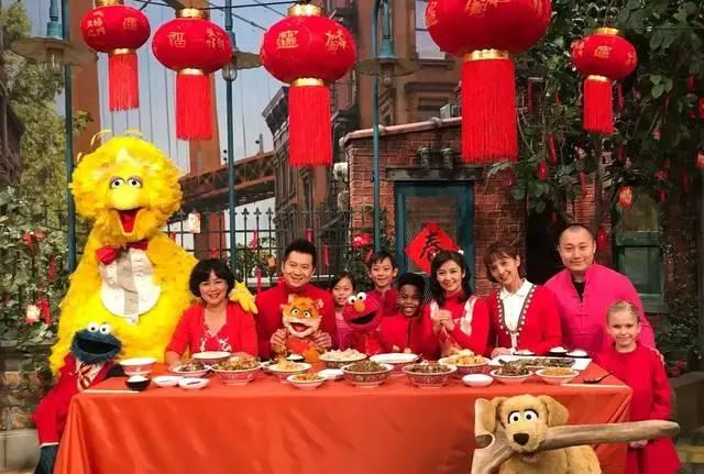 放下书包的第一件事，就是坐在电视机前守着