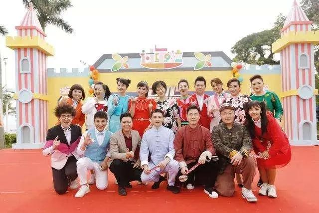 放下书包的第一件事，就是坐在电视机前守着