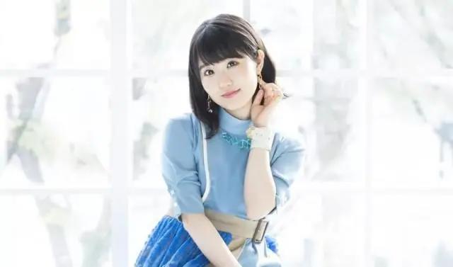 东山奈央，本是清纯活泼型女声优，却配了援气满满的角色