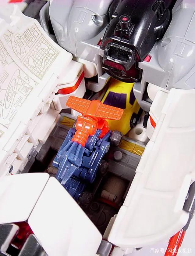 变形金刚动漫人物：雷霆舰队中汽车人的“航天飞机”-天火