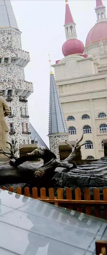 “霍格沃茨分校”被批辣眼：新楼未装修好学生睡通铺