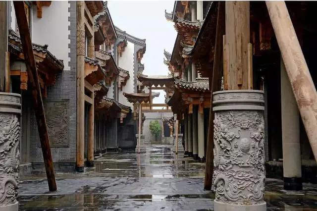 “霍格沃茨分校”被批辣眼：新楼未装修好学生睡通铺