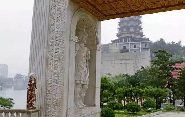 “霍格沃茨分校”被批辣眼：新楼未装修好学生睡通铺