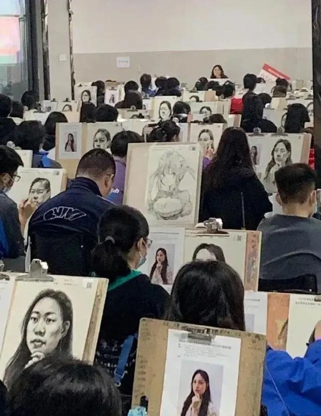 现实是二次元的写照，国内学校美术考试上热推！网友吐槽分数太低