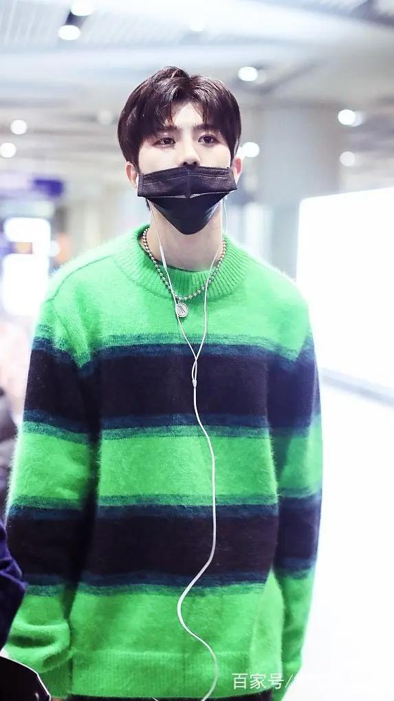 蔡徐坤真大胆，挑战“原谅色”毛衣，网友：忍者神龟？