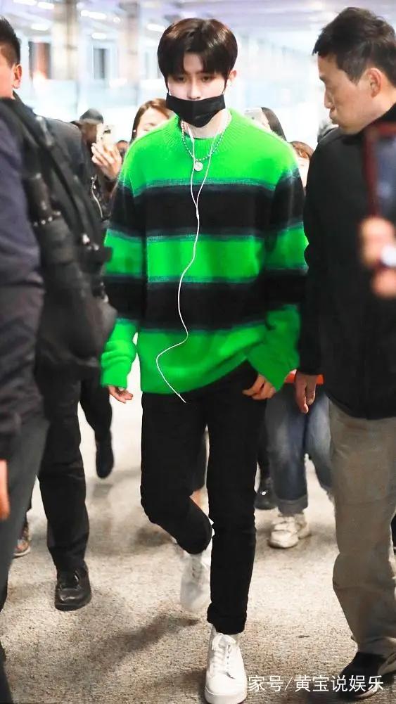 蔡徐坤真大胆，挑战“原谅色”毛衣，网友：忍者神龟？