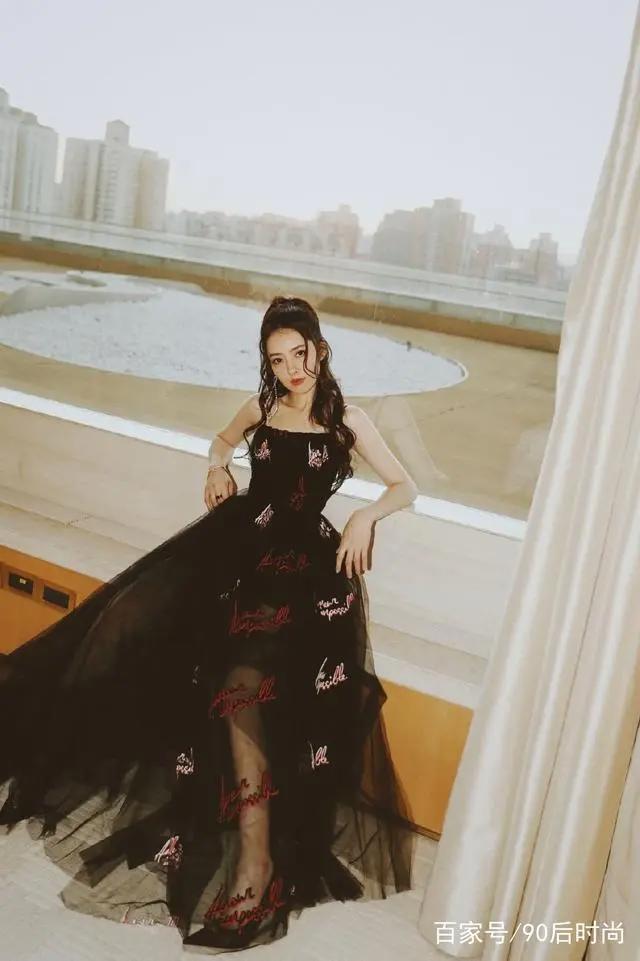 郭碧婷化身暗夜精灵，朦胧曼妙身材，说好的圣洁天使呢