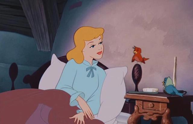 贝尔成贵妇，艾莎像是步入中年，只有辛德瑞拉hold住了历史造型