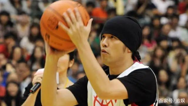 周杰伦更新动态，其篮球技术引发关注，对此杰伦的回复亮了！