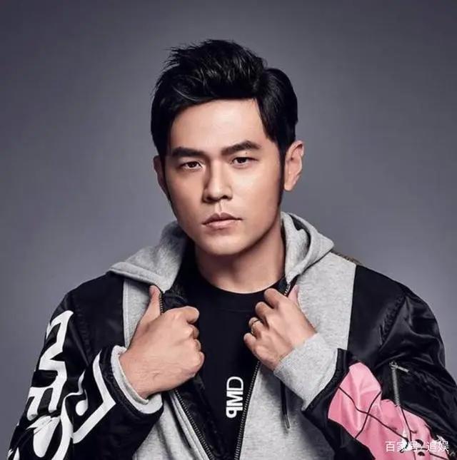 周杰伦更新动态，其篮球技术引发关注，对此杰伦的回复亮了！