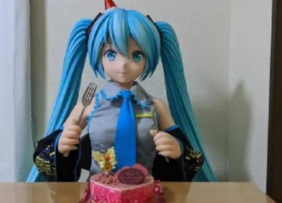 不顾一切将初音未来娶回家的男子，看到现状，网友纷纷表示：酸了