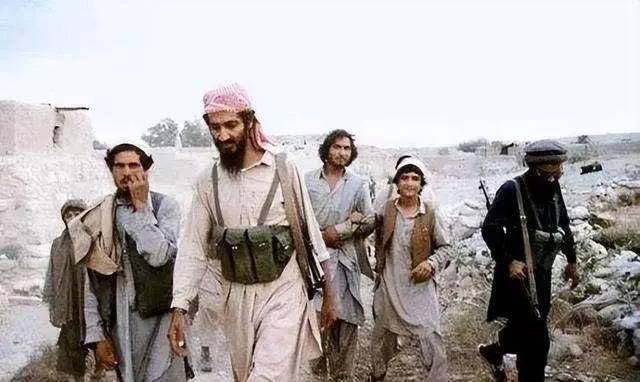 本·拉登的流亡岁月，平日里三点一线：吃饭、睡觉、看光碟