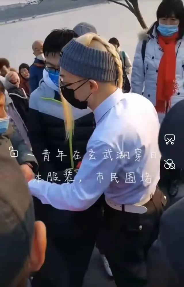 男子南京景区穿日漫服饰被围观市民要求脱下，景区：不建议穿