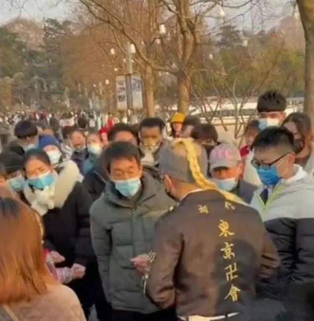 在南京cos“东京卍会”被要求当街脱掉，大爷大妈们做错了吗？