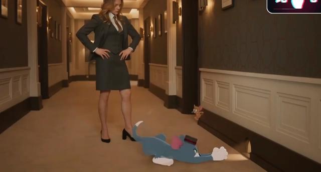 对比《猫和老鼠》的几个版本，2021年电影非扁平又不像3D，很别扭