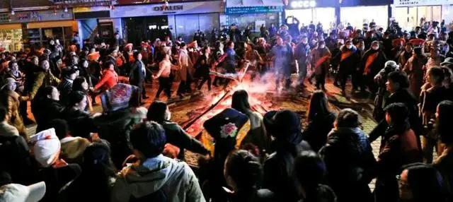 羡慕动漫里的烟花祭？在这里体验到具有瑶族特色文化的烟花祭