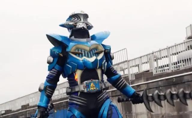 假面骑士帝骑堪称废案集合体，狼王古朗基和猛虎奥菲以诺都有登场