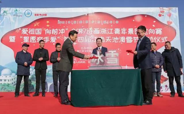 啊啊啊！湖州这里“下雪”了！有人在看冰雕、玩定向……