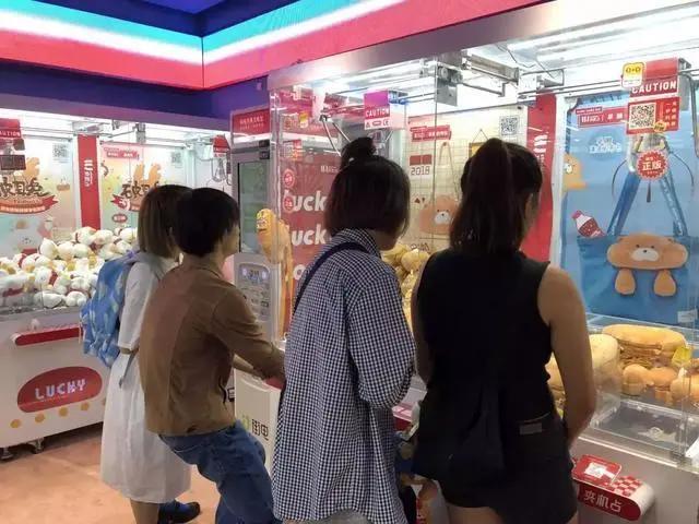 三里屯这家网红抓娃娃店重装开业，他们冒雨都要去！