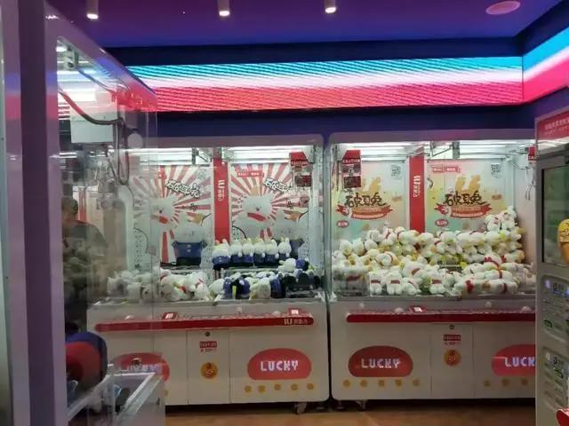 三里屯这家网红抓娃娃店重装开业，他们冒雨都要去！