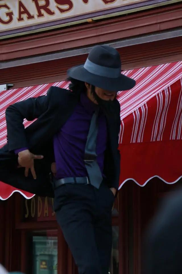 名侦探柯南：USJ上演cosplay秀，次元大介神还原，不二子差点意思