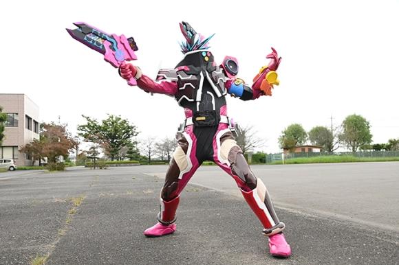 假面骑士圣刃第九话剧照公开：大秦寺化身剑闪，新老婆登场了！