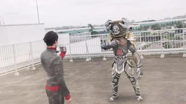 假面骑士圣刃：首个反派岩石王魔像登场，飞羽真化身假面骑士