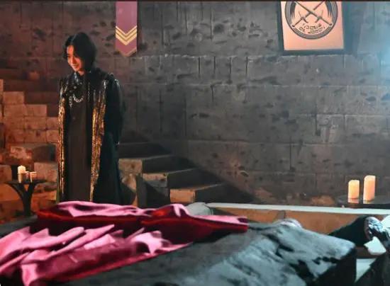 假面骑士圣刃：老乌翻开棺材板复活四贤神，儿童露娜成长为美少女