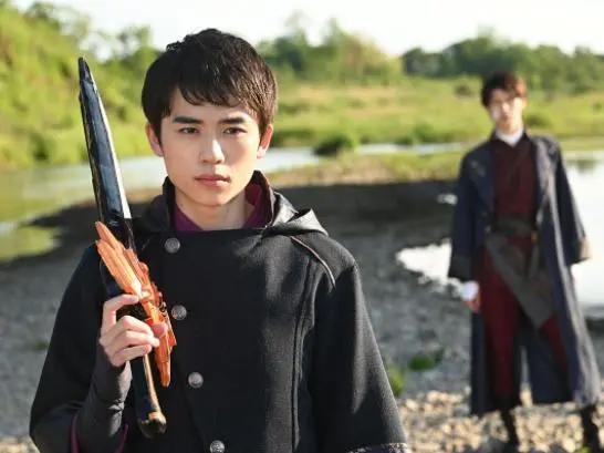 假面骑士圣刃：老乌翻开棺材板复活四贤神，儿童露娜成长为美少女