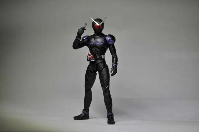 除了反派，黑色的假面骑士不是老流氓，就基本是失控了