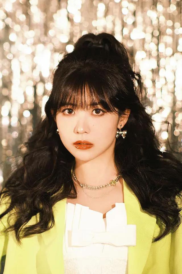 赖美云开启云端游乐园生日会波浪卷发搭配小西装复古潮流