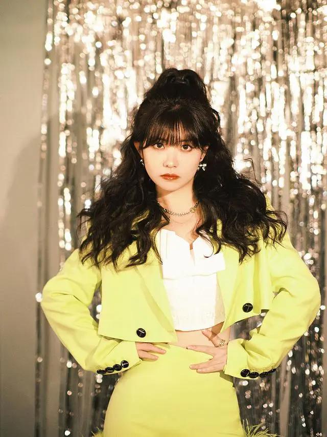 赖美云开启云端游乐园生日会波浪卷发搭配小西装复古潮流