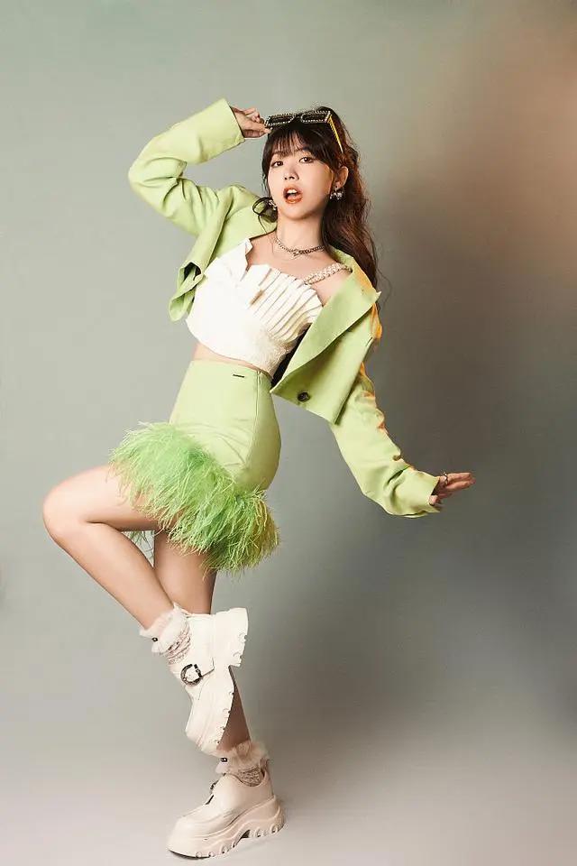 赖美云开启云端游乐园生日会波浪卷发搭配小西装复古潮流