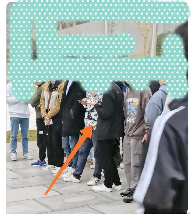 二次元好恶心？穿“色色”动漫外套被以偏概全评论，这样好吗？