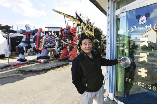 日本74岁理发师建“高达乐园”！网友：有什么意义，当废铁卖？