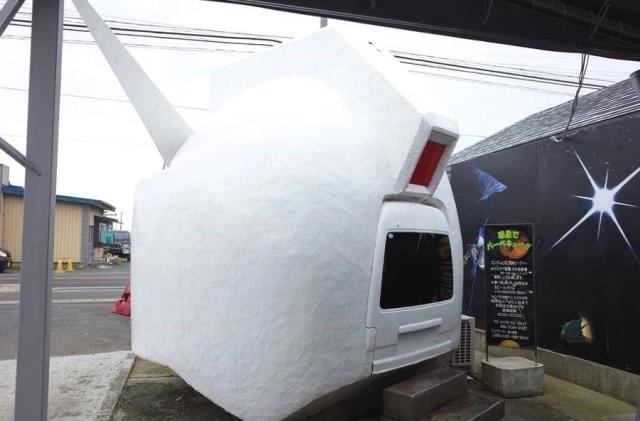 日本74岁理发师建“高达乐园”！网友：有什么意义，当废铁卖？