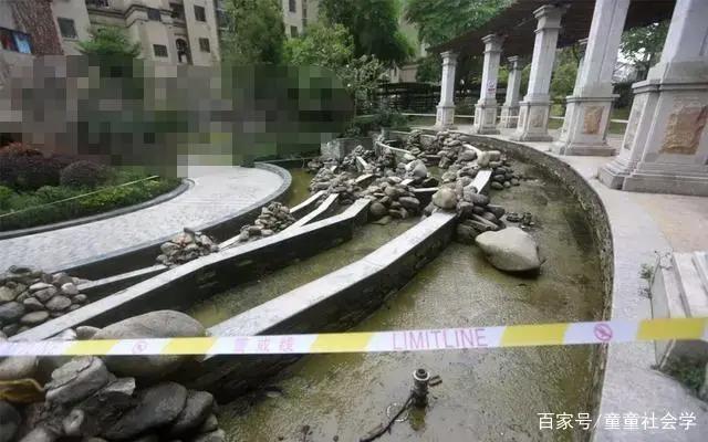 1岁男童在小区景观池溺亡，家长质问为什么没有设护栏