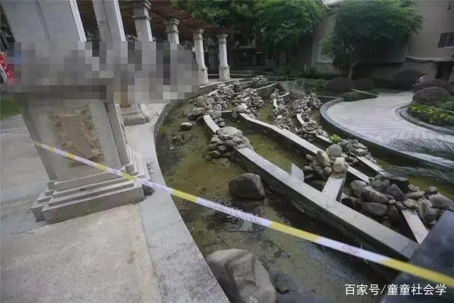 1岁男童在小区景观池溺亡，家长质问为什么没有设护栏