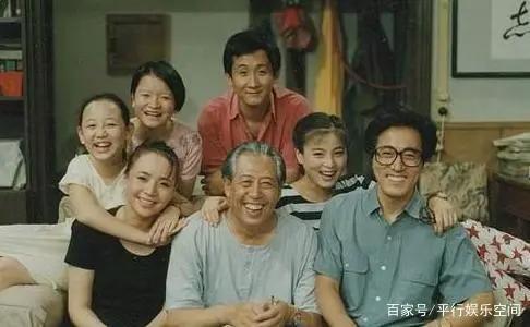 《我爱我家》过去27年，饰演贾圆圆的关凌，现在怎么样了？