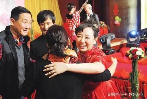 《我爱我家》过去27年，饰演贾圆圆的关凌，现在怎么样了？