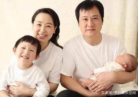 《我爱我家》过去27年，饰演贾圆圆的关凌，现在怎么样了？