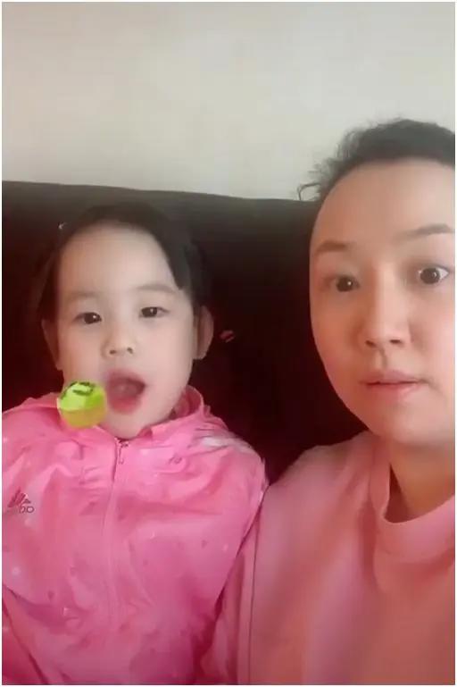 《我爱我家》贾圆圆晒日常，4岁女儿古灵精怪，撞脸包饺子