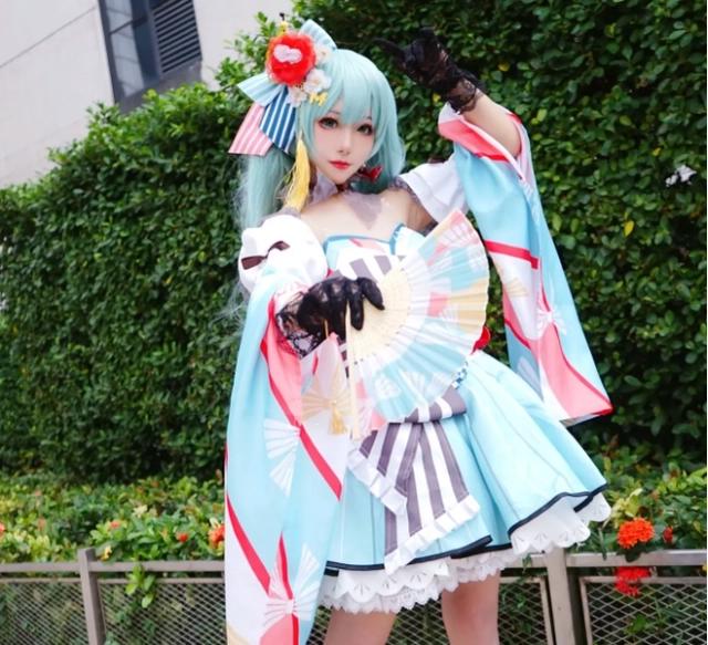 初音未来Cos，史上最敷衍和最精致Cos，粉丝：可以全都要吗？