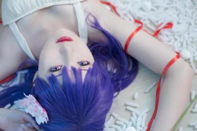 Fate：间桐樱cos，白色连衣裙圣洁无比，网友惊呼：神仙颜值！