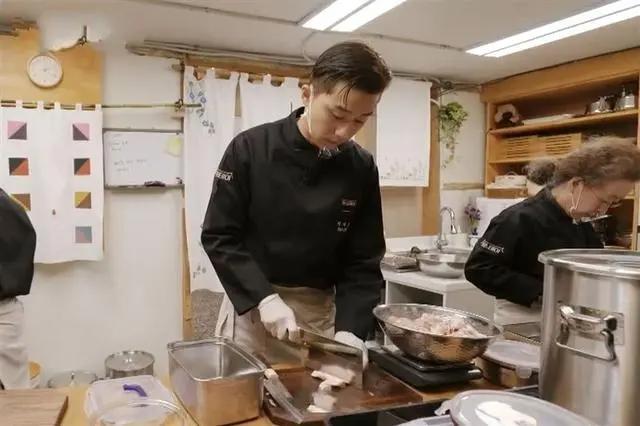 朴叙俊剁了两小时牛肉，切到生无可恋，开玩笑说下部戏就来演屠夫