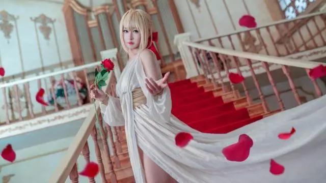 Fate：尼禄睡衣cos，修长玉腿堪比模特，网友：吾王也没这么美吧